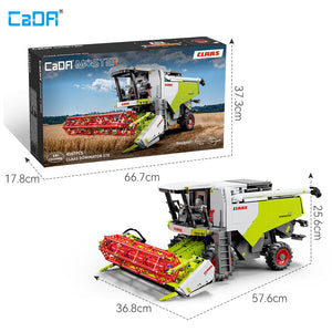 Model of a Claas combine harvester with dimensions and packaging displayed.