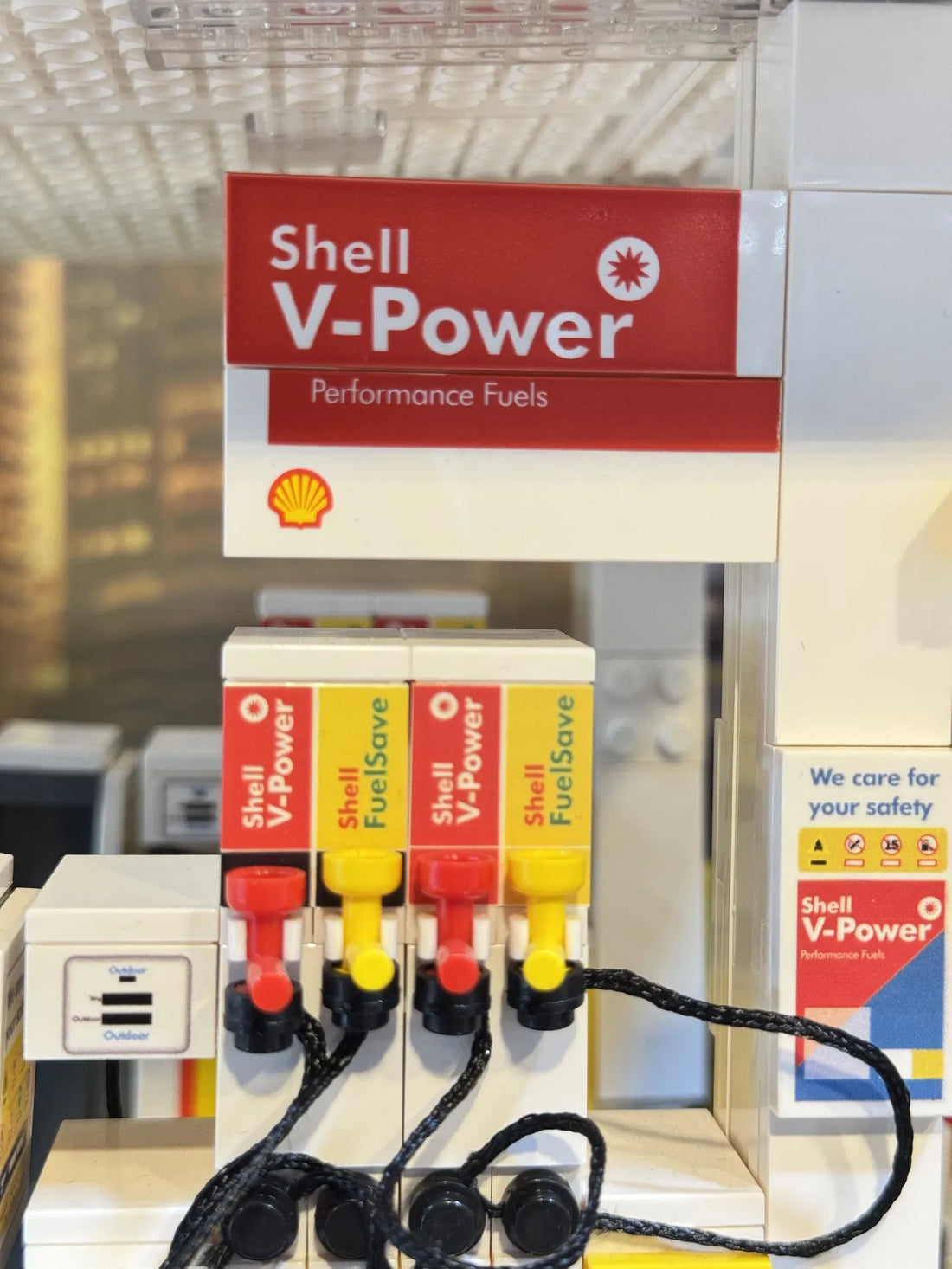 CaDA Shell Retail Station Building Set - 1309 Pieces - C66026W, image 9