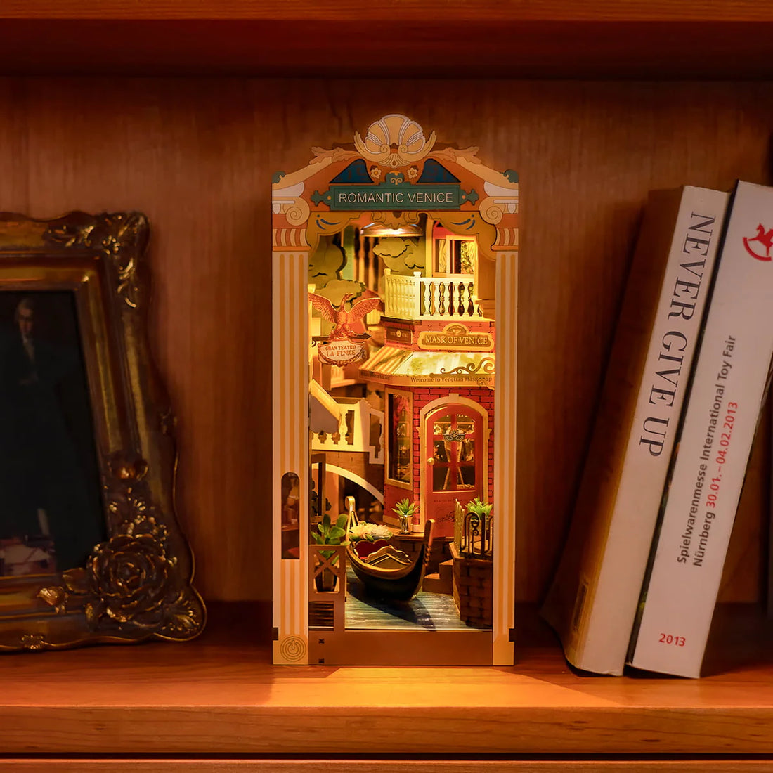 Rolife Romantic Venice DIY Book Nook, image 6
